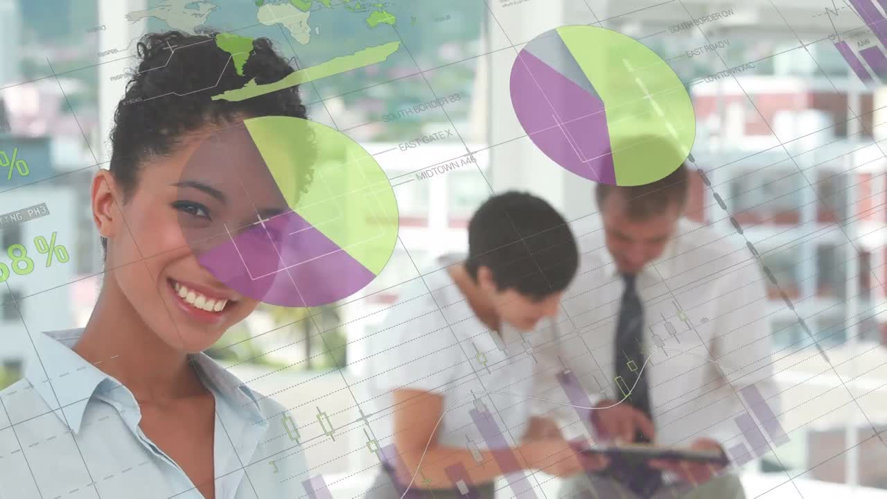 animación de estadísticas y procesamiento de datos financieros sobre una mujer de negocios con una sonrisa biracial