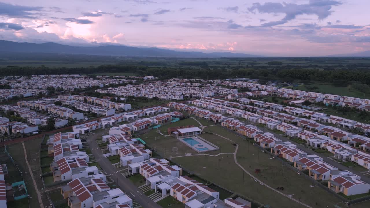 vuelo aéreo sobre el horizonte de la ciudad de cali y sus suburbios, el castillo