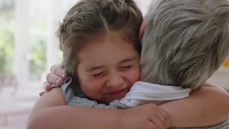 niña feliz abrazando a la abuela sonriendo abrazando a la nieta amando a la abuela disfrutando del afecto en casa concepto de familia imágenes 4k