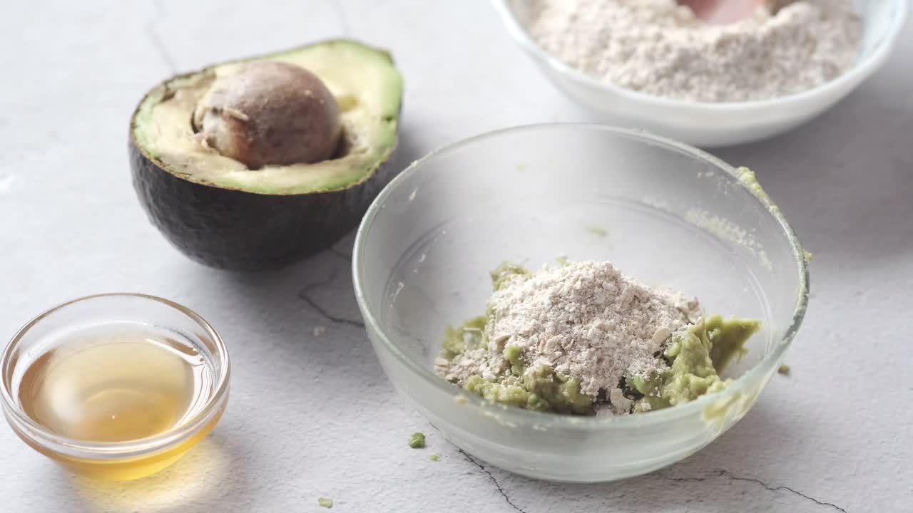 Maschera viso fatta in casa all'avocado e fiocchi d'avena