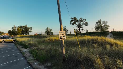 Una-Señal-De-Límite-De-Velocidad-Durante-La-Puesta-De-Sol