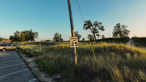 una señal de límite de velocidad durante la puesta de sol
