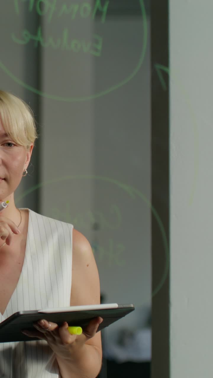 mujer de negocios en la reunión discutiendo la estrategia