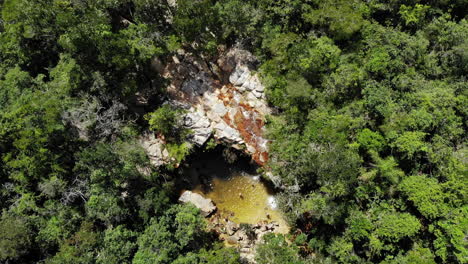 Waterfall-valley-of-butterflies-in-São-Thomé-das-Letras,-Minas-Gerais,-Brazil