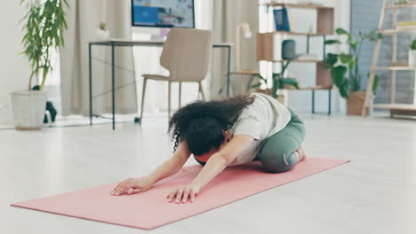 Yoga,-Heimtraining-Und-Frau,-Die-Sich-Auf-Dem-Boden-Ausdehnt