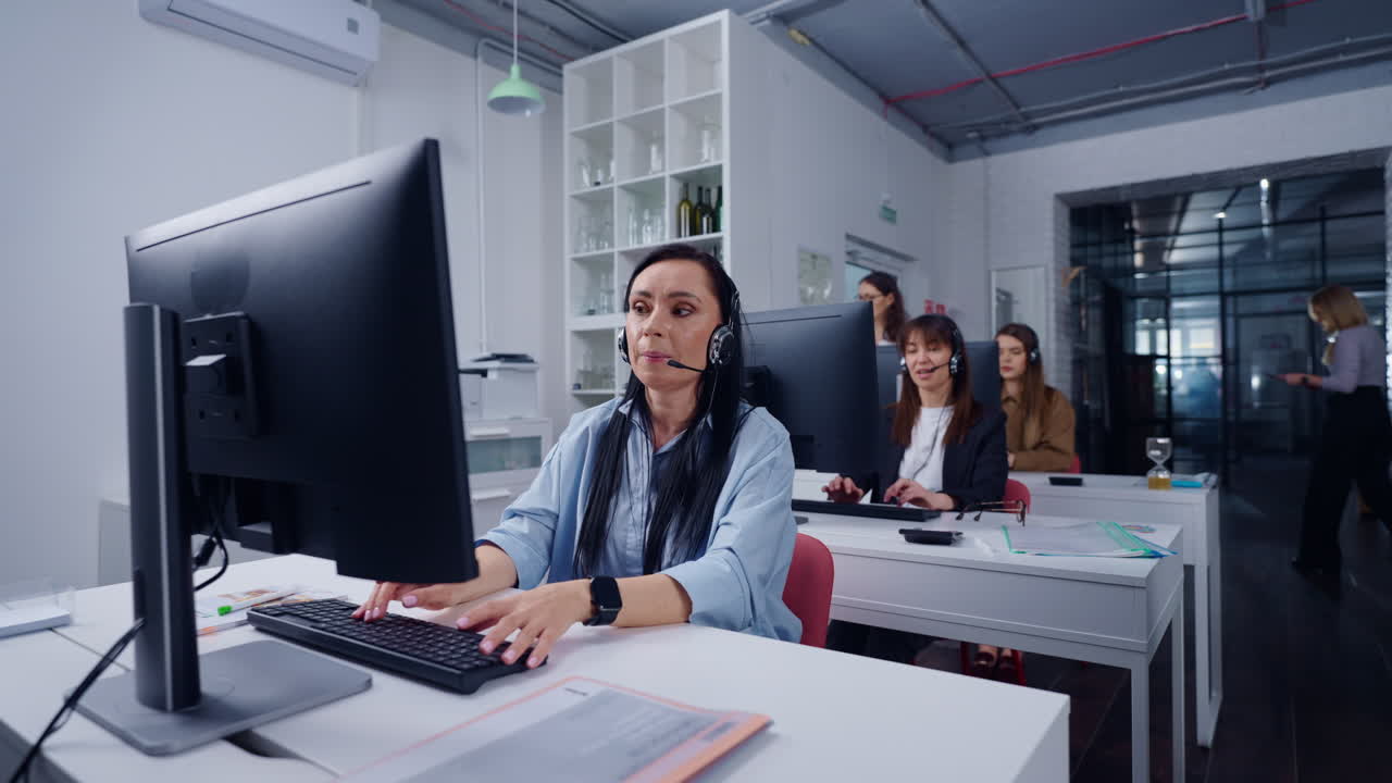 equipo de servicio al cliente que trabaja en una oficina moderna