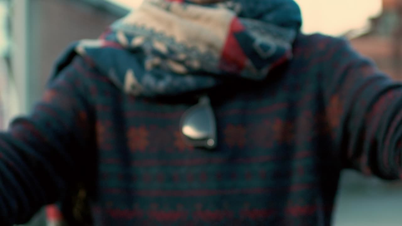 사람의 가까운 시선은 그의 손을 박수, 움직이는  ⁇  가루의 구름을 만들고