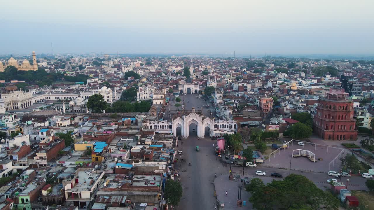 fotografía aérea de chota imambada en lucknow, mostrando su intrincada arquitectura al amanecer.