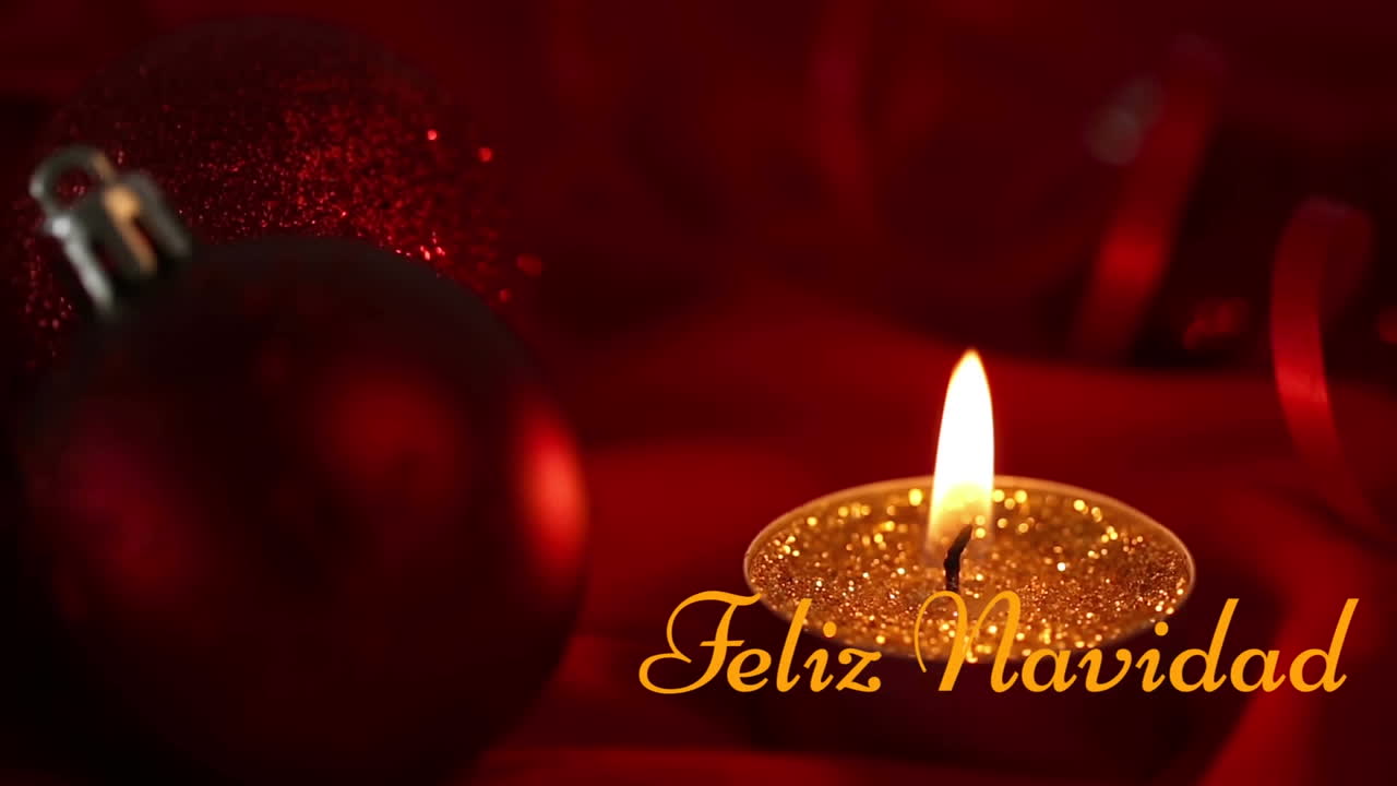 animación de feliz navidad texto sobre bolas de navidad y vela