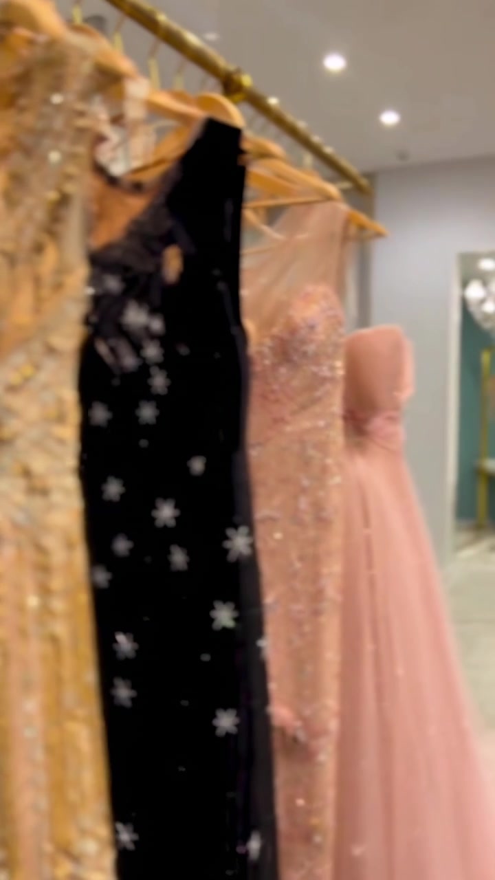 Collezione vivace di eleganti abiti da sera in una boutique