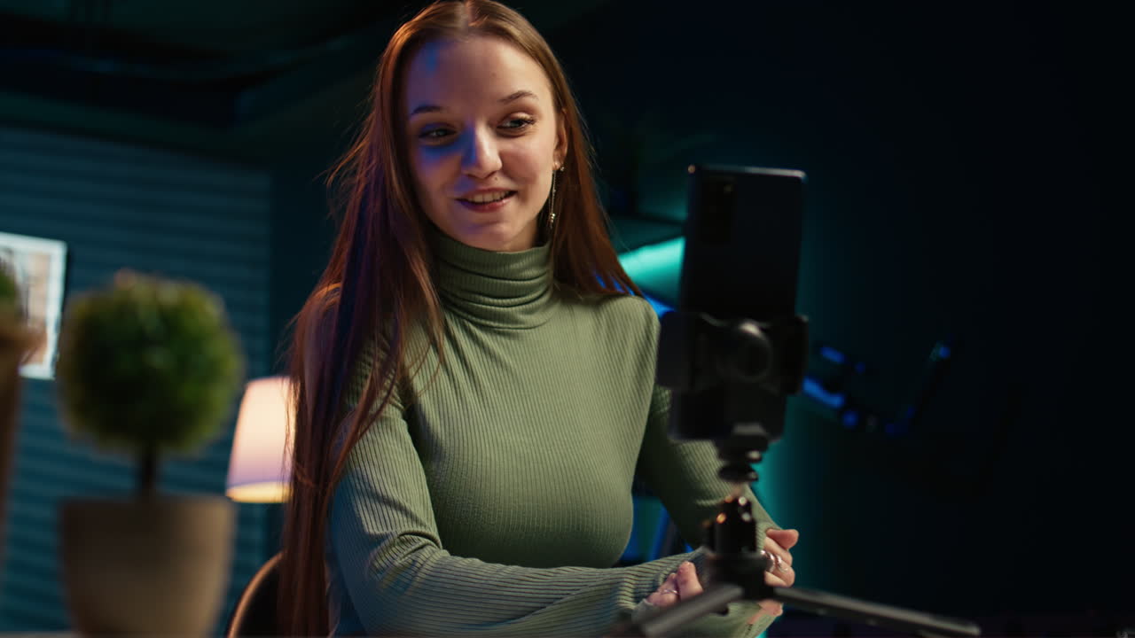 un adolescente alegre filmando contenido para un canal de transmisión en línea