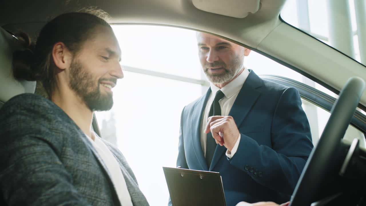vendedor de automóviles y cliente en la sala de exposiciones