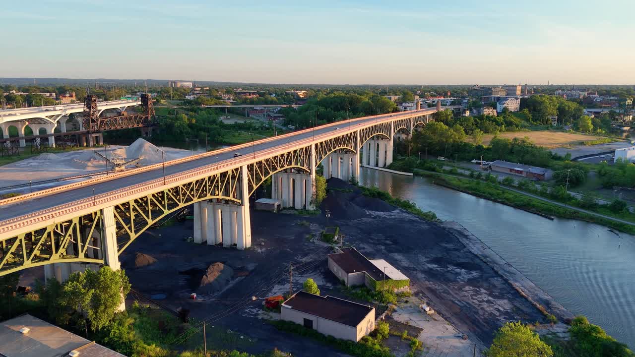 Pontes Lorain-Carnegie e George V. Voinovich sobre o rio Cuyahoga, Cleveland, Ohio, EUA