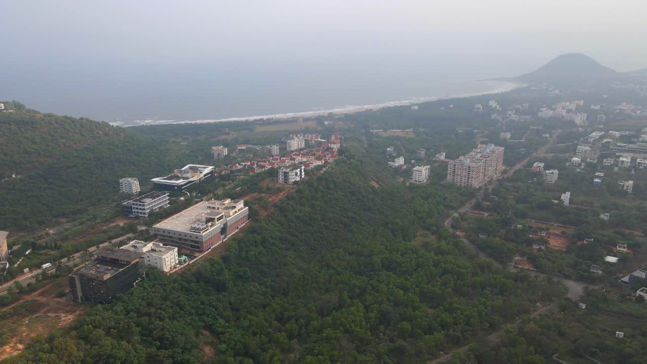 hermosa vista en vishakhapatnam árboles verdes y hermoso mar amanecer pueblo de puesta en marcha, pueblo de puesta en marcha, pedda rushikonda, rushikonda, visakhapatnam, andhra pradesh drone shot air view birds eye