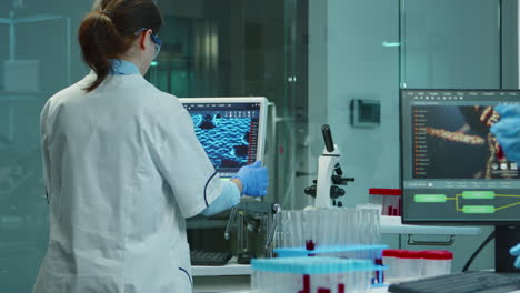 enfermera científica escribiendo informes médicos en la computadora