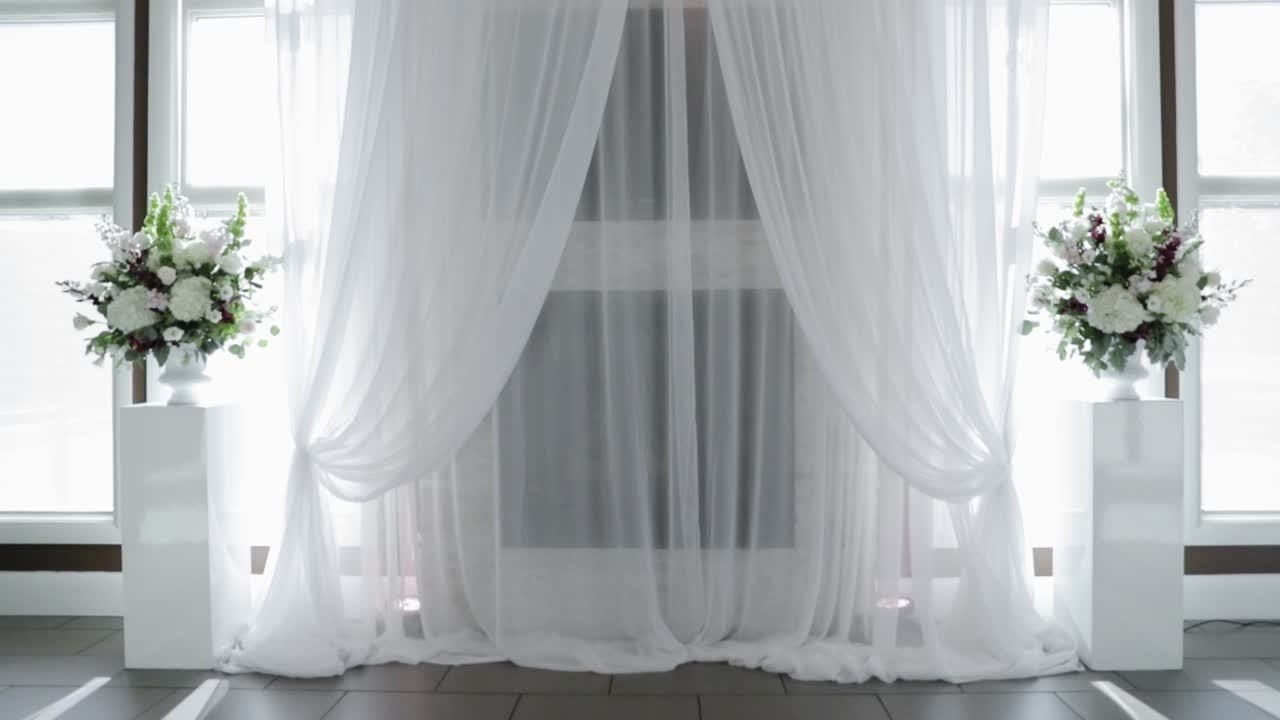 신부와 신랑의 중요한 날을 위해 준비된 현대적이고 밝은 결혼식