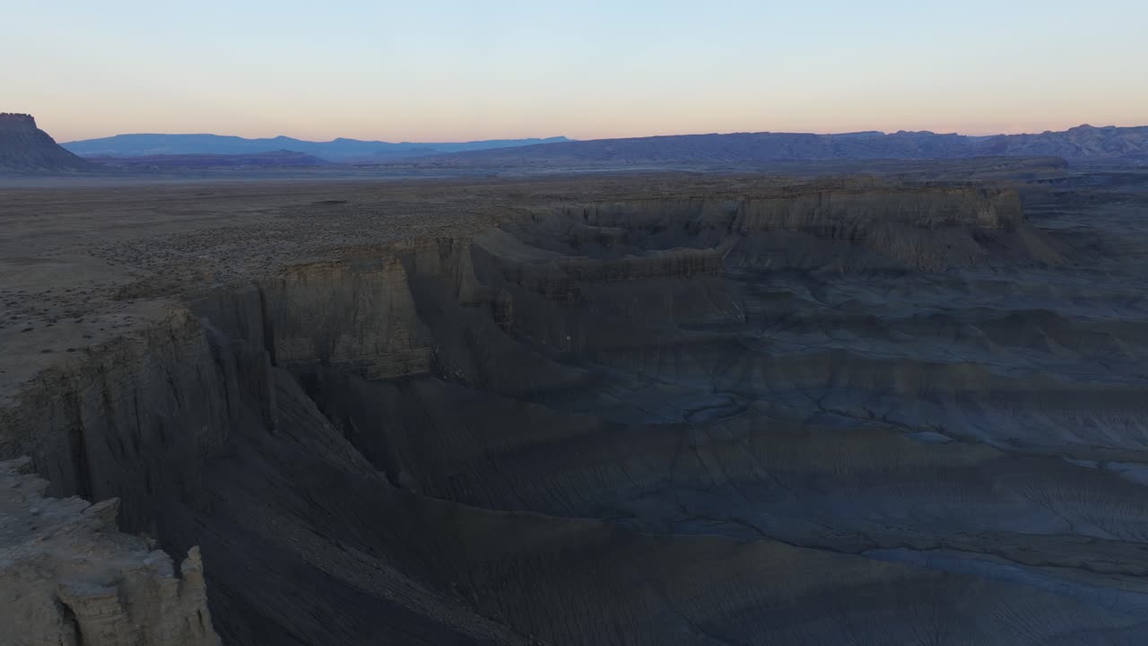 paisaje lunar o vista del horizonte al atardecer con el macizo de factory butte en el fondo, utah en estados unidos