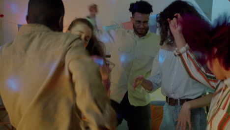 amigos divirtiéndose en una fiesta