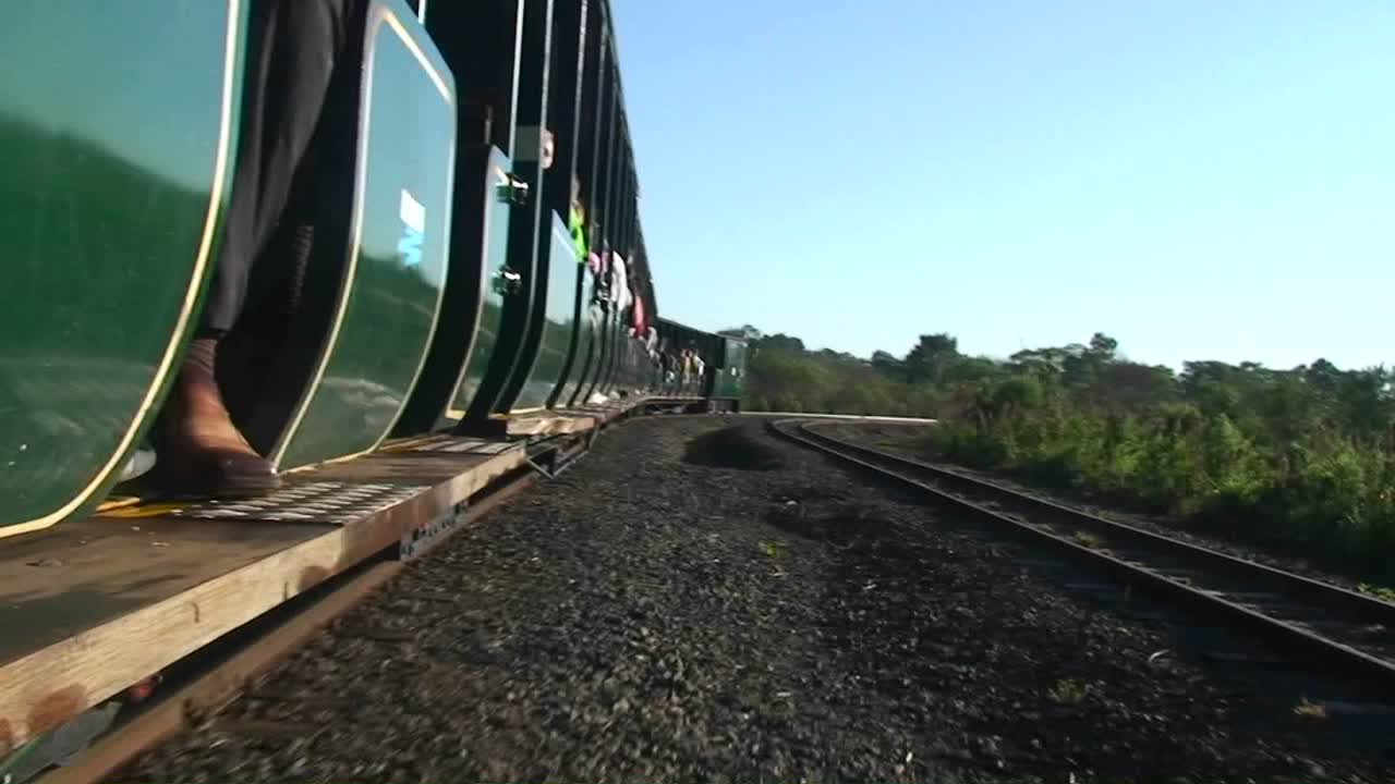 아르헨티나 이과수 폭포에 관광 열차 폭포