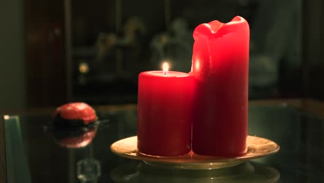 hombre apagando las luces y soplando las velas
