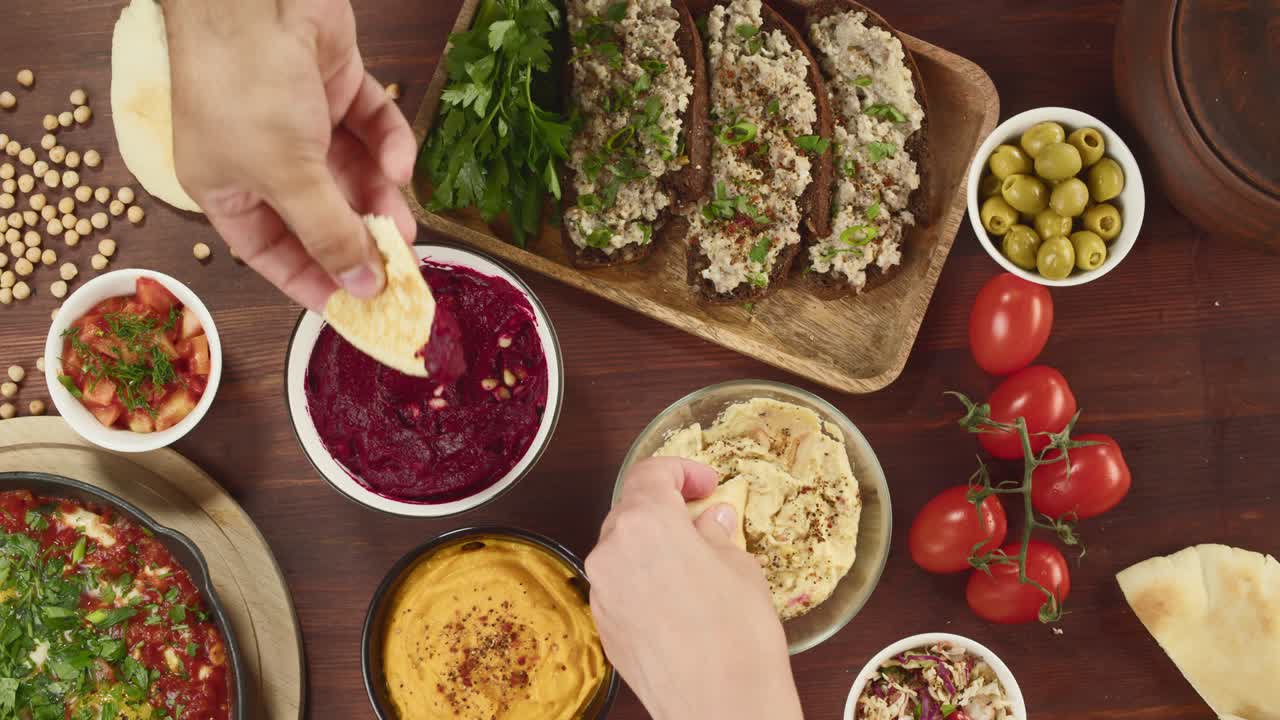 이스라엘 요리: 파슬리, 포르슈마크, 후무스로 장식된 에 스쿠카, 소스와 함께 피타를 먹는 테이블, 국가적 유대 요리, 토마토 소스에 긴 달, 중동 문화