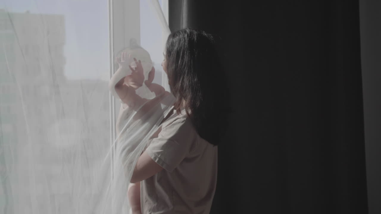 집에서 노는 귀여운 아기와 함께 행복한 엄마