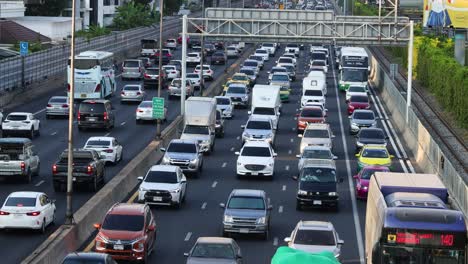 varios carriles de vehículos en el tráfico pesado