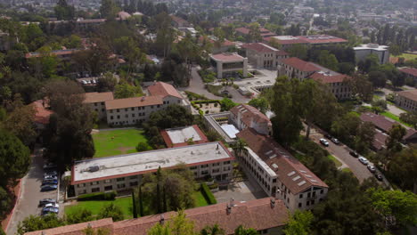vista aérea del campus de la universidad occidental en eagle rock en los ángeles, california con una inclinación hacia el horizonte