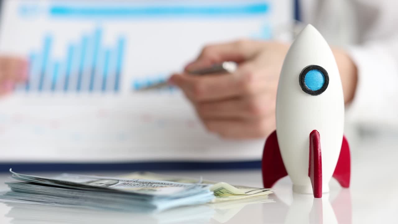 gráfico financiero y cohete para el inicio del negocio