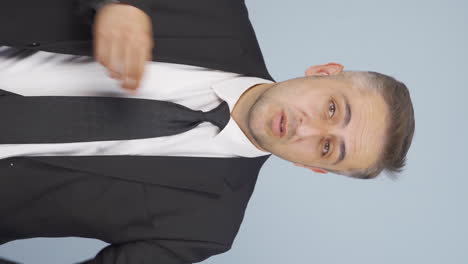 video vertical de un hombre de negocios abrumado por la temperatura del aire.