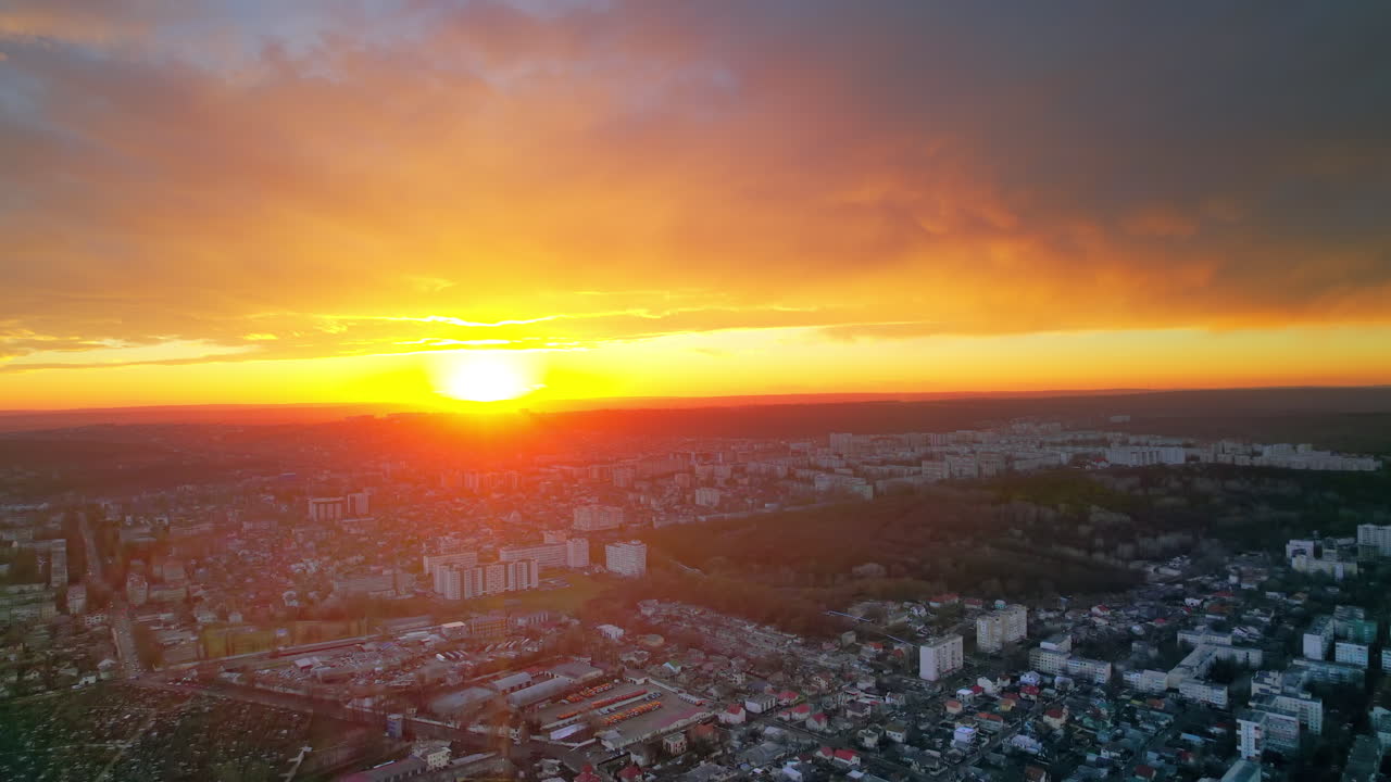 Vista aérea de drone de Chisinau ao pôr do sol, Moldávia. Vista de um bairro residencial com vários edifícios e parques.