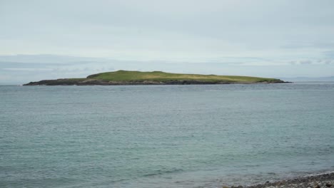 Isla-Solitaria-Con-Olas-Rompiendo-En-La-Orilla