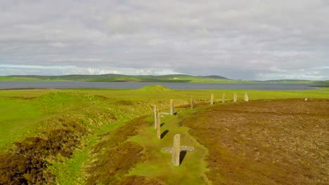 una toma aérea sobre piedras celtas sagradas en las islas orkney en el norte de escocia