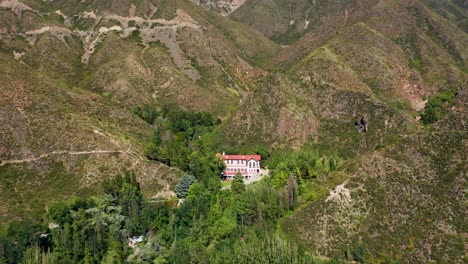 Alojamiento-Rural-Moderno-Y-Lujoso-En-Valle-Montañoso-Verde