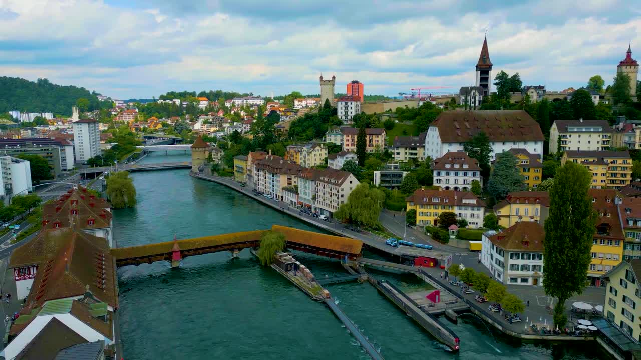 video de drones de 4k del puente spreuerbrücke y la presa de aguja de lucerna en el río reuss en lucerna, suiza