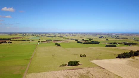 Toma-Aérea-De-Drone-De-Campos-Verdes-Y-Agricultura-Cerca-De-Illowa-Victoria-Australia-1