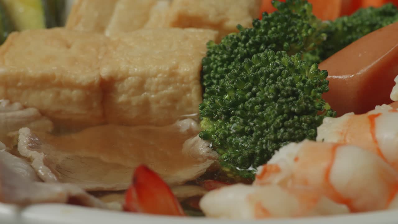 주방 에서 회전 하는 수키야키 나 샤부 의 그 의 근처