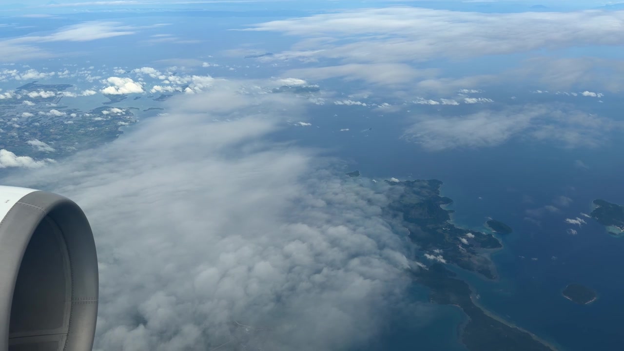 Udsigt fra flyvindue over Filippinernes Stillehav, Cebu-øen, Sydøstasien, flyrejse.