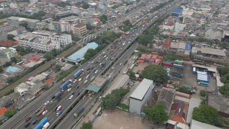 Los-Vehículos-Se-Arrastran-Hacia-El-Este-De-Yakarta-Después-De-Ser-Frenados-Por-Camiones-En-Indonesia.