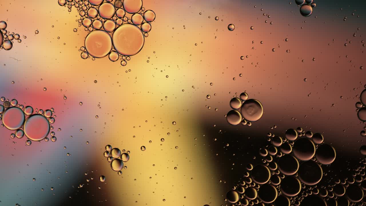 추상적인 다채로운 음식 기름 방울 거품과 구가 흐르고