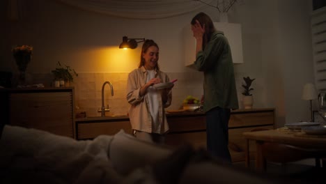 pareja cocinando la cena en casa