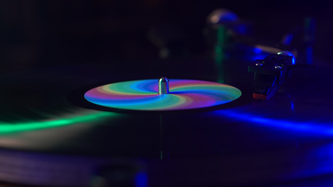 Vinyylilevy toistaa albumin viimeisen kappaleen loppuun, lähikuva.