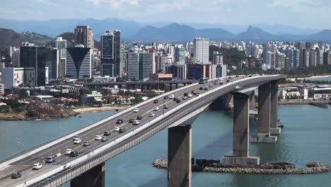 Tráfico-En-El-Tercer-Puente,-Vila-Velha-A-La-Ciudad-De-Vitoria,-En-Espirito-Santo,-BR