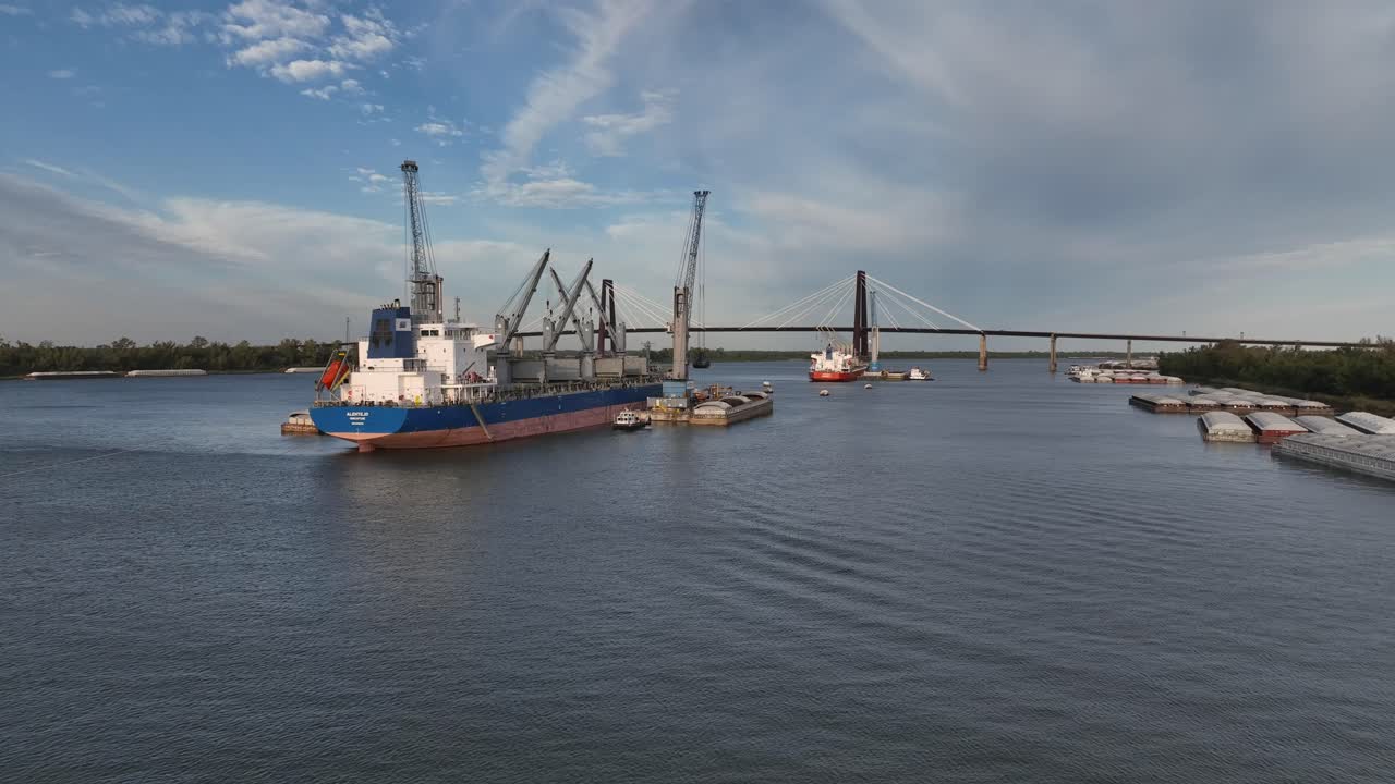 zumbido cerca de los barcos de trabajo a lo largo del río mississippi