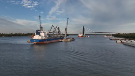 Zumbido-Cerca-De-Barcos-En-Funcionamiento-A-Lo-Largo-Del-Río-Mississippi