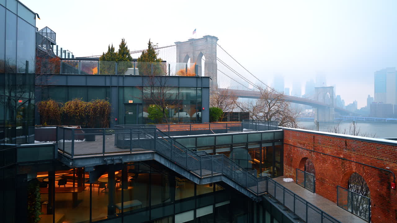 Nova York, EUA, 25 de dezembro de 2025: Terraço de edifício moderno de vidro e tijolos com vista para a Ponte do Brooklyn