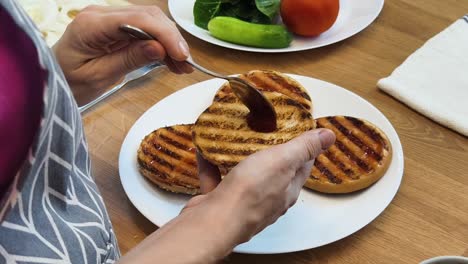 preparando una hamburguesa casera
