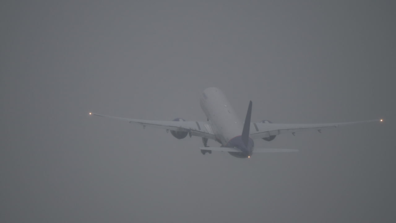 폭풍 중에 이륙하는 비행기