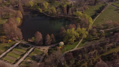 Toma-Aérea-Del-Parque-Urbano-Con-Lago