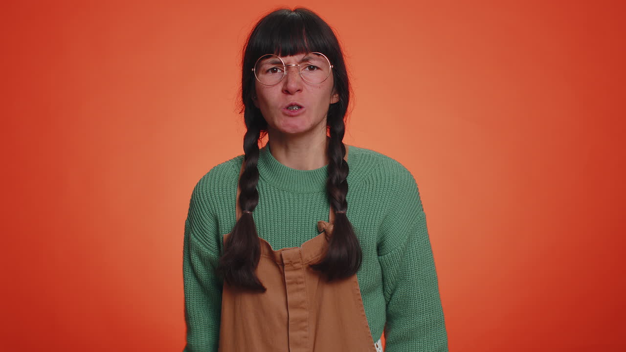 여자는 비명을 지르며 스트레스 긴장 문제는 공포를 느낀다 절망감 두려움 놀람 충격은 분노를 표현합니다